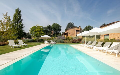 Fonte Della Chiana: L'Eau, Ciel, Plante, Nuage, Propriété, Piscine, Arbre, Bleu Azur, Chaise, Ombre