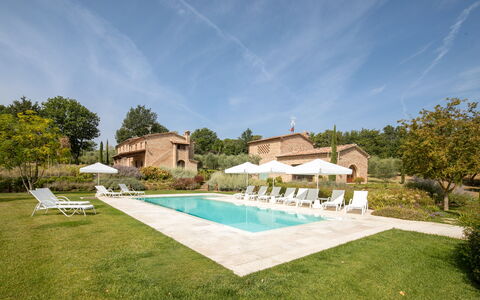 Fonte Della Chiana: Nuage, Ciel, Plante, Bâtiment, Arbre, Piscine, Lot Terre, Herbe, Maison, Loisir