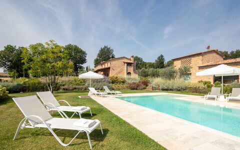 Fonte Della Chiana: Plante, L'Eau, Nuage, Ciel, Chaise, Arbre, Bâtiment, Piscine, Lot Terre, Mobilier De Jardin
