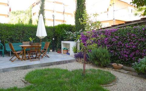 Angelo: Plante, Fenêtre, Bâtiment, Fleur, Chaise, Herbe, Arbre, Paysage, Mobilier De Jardin, Couverture De Sol