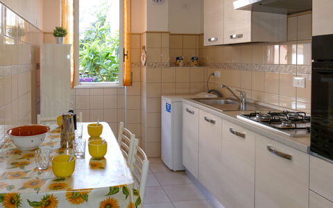Angelo: Evier, Cabinetry, Robinet, Évier, Comptoir, Meubles, Propriété, Luminaire Plomberie, Bâtiment, Table