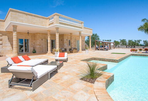 Villa Ofelia: L'Eau, Ciel, Propriété, Plante, Canapé, Ombre, Mobilier De Jardin, Piscine, Bâtiment, Loisir