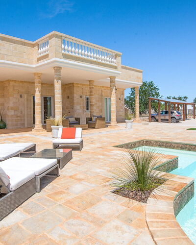 Villa Ofelia: L'Eau, Ciel, Propriété, Plante, Canapé, Ombre, Mobilier De Jardin, Piscine, Bâtiment, Loisir