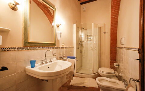 Castelletto Weddings And Events: Miroir, Marron, Robinet, Luminaire Plomberie, Évier, Propriété, Lavabo, Photographier, Salle De Bains, Violet