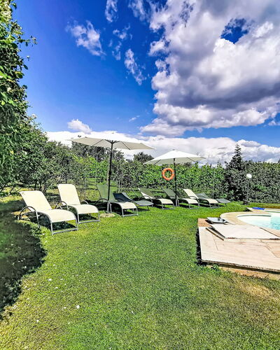 La Quercia: Bleu, Piscine, Jardin, Mobilier De Jardin, Pelouse, Recours, Aménagement Paysager, Ombre, Balancelle, Eco Hôtel