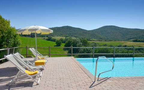 Villa Guardistallo: Ciel, L'Eau, Plante, Piscine, Arbre, Ombre, Mobilier De Jardin, Lot Terre, Montagne, Herbe