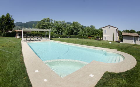 Tenuta Il Giardino Proprietà: L'Eau, Ciel, Piscine, Bleu Azur, Arbre, Ombre, Bâtiment, Plante, Lot Terre, Herbe