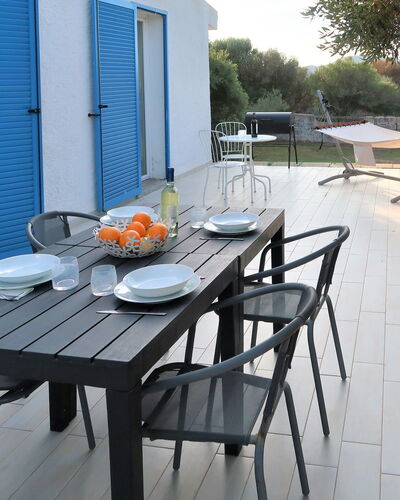 Contraruia: Table, Plante, Meubles, Propriété, Chaise, Bâtiment, Tableau De Plein Air, Mobilier De Jardin, Porte, Bois