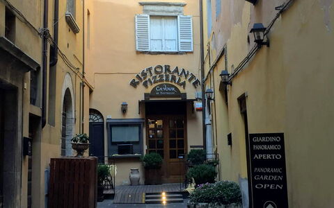 La Terrazza Di Todi: Plante, Fenêtre, Bâtiment, Pot De Fleur, Surface De La Route, Quartier, Sol, Design Urbain, Ville, Porte