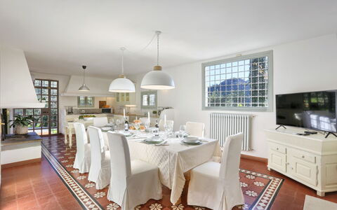 Villa Maona: Table, Meubles, Chaise, Cabinetry, Cuisine, Éclairage, Design Intérieur, Comptoir, Bâtiment, Table Cuisine Et Salle A Manger