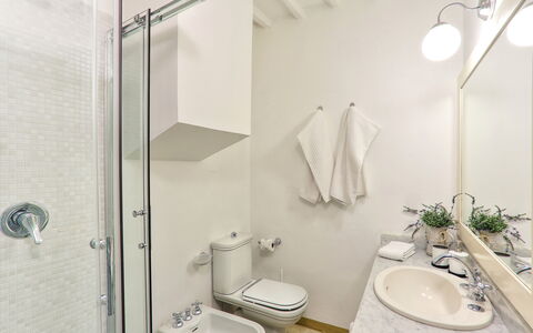 Villa Maona: Robinet, Luminaire Plomberie, Évier, Miroir, Lavabo, Bâtiment, Salle De Bains, Plante, Porte, Design Intérieur