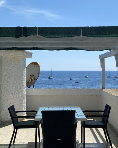La Terrazza Di Santa Marinella: Ciel, L'Eau, Meubles, Chaise, Bleu Azur, Bâtiment, Ombre, Table, Nuage, Design Intérieur