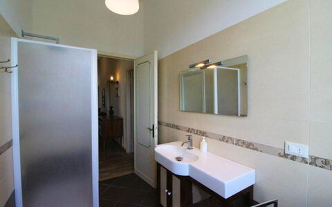 Il Poggiolo: Miroir, Robinet, Luminaire Plomberie, Évier, Lavabo, Bâtiment, Propriété, Salle De Bains, Éclairage, Maison