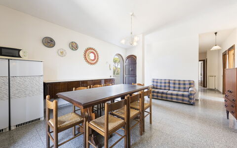 Residenza Garosi: Table, Meubles, Cadre, Bâtiment, Bois, Design Intérieur, Éclairage, Chaise, Maison, Sol