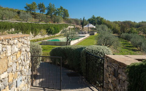 Villa Dorothea: Ciel, Plante, Propriété, Arbre, Lot Terre, Paysage Naturel, Herbe, Bâtiment, Paysage, Famille Grass