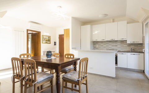 Casa Serchio: Table, Meubles, Propriété, Cabinetry, Bois, Comptoir, Design Intérieur, Sol, Chaise, Sol