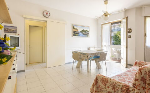 Casa Marina: Cadre, Propriété, Meubles, Fenêtre, Table, Bois, Design Intérieur, Jaune, Chaise, Sol