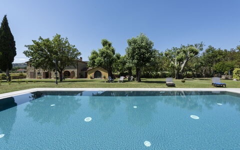 Villa Chio: L'Eau, Ciel, Plante, Ressources En Eau, Jour, Propriété, Arbre, Piscine, Bleu Azur, Paysage Naturel