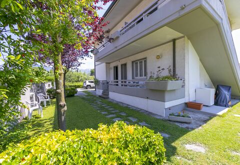 Pontremoli Apartments: Plante, Bâtiment, Propriété, Feuille, Botanique, Herbe, Arbre, Ombre, Design Urbain, Quartier