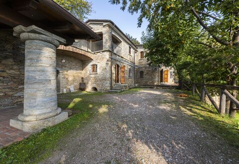 Villa Montignoso: Plante, Propriété, Bâtiment, Ciel, Fenêtre, Arbre, Maison, Surface De La Route, Chalet, Herbe
