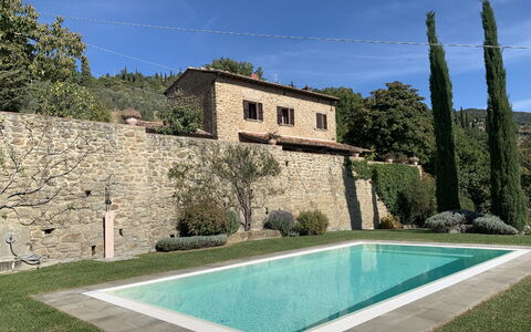 Villa Adelfa: L'Eau, Ciel, Propriété, Plante, Bleu Azur, Arbre, Nuage, Architecture, Bâtiment, Rectangle