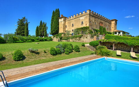 Villa Paneretta: L'Eau, Plante, Ciel, Propriété, Bâtiment, Vert, La Nature, Bleu, Bleu Azur, Piscine