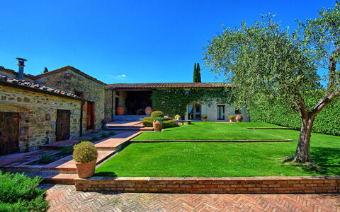 Villa Paneretta: Plante, Ciel, Propriété, Bâtiment, Fenêtre, Arbre, Herbe, Chalet, Maison, Zone Résidentielle
