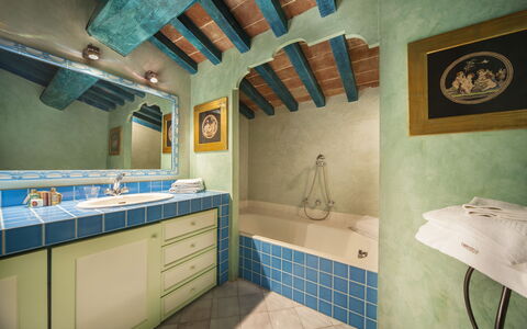 Villa Paneretta: Miroir, Robinet, Luminaire Plomberie, Propriété, Cabinetry, Armoire De Toilette, Évier, Lavabo, Salle De Bains, Bleu Azur
