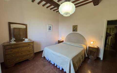 Alla Collina Del Sole: Lit, Meubles, Chambre, Mur, Drap De Lit, Sol, Literie, Design Intérieur, Bois, Sol