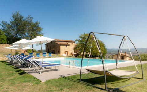 Villa Lugnano: Ciel, L'Eau, Ombre, Piscine, Mobilier De Jardin, Arbre, Loisir, Balancelle, Plante, Immobilier