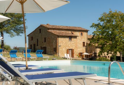 Villa Lugnano: Ciel, Propriété, L'Eau, Plante, Bâtiment, Piscine, Bleu Azur, Ombre, Arbre, Mobilier De Jardin