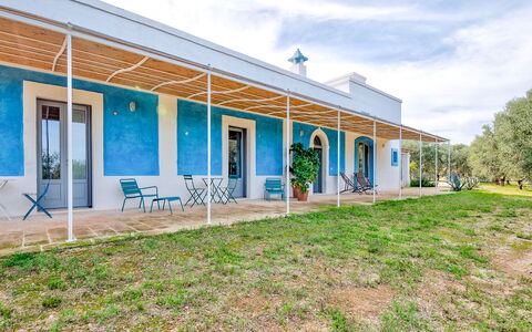 Masseria Tufo Bianco: Ciel, Nuage, Fenêtre, Plante, Bâtiment, Lot Terre, Ombre, Porte, Maison, Arbre