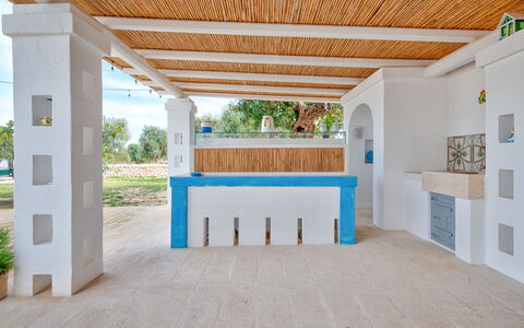 Masseria Tufo Bianco: Plante, Propriété, Bâtiment, Bleu Azur, Bois, Ombre, Design Intérieur, Architecture, Sol, Porche