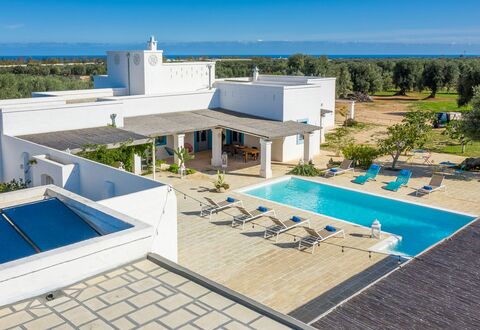 Masseria Tufo Bianco: Bâtiment, Ciel, Propriété, Piscine, L'Eau, Bleu Azur, Arbre, Mobilier De Jardin, Ombre, Architecture