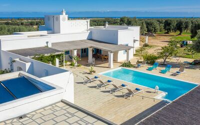 Masseria Tufo Bianco: Bâtiment, Ciel, Propriété, Piscine, L'Eau, Bleu Azur, Arbre, Mobilier De Jardin, Ombre, Architecture