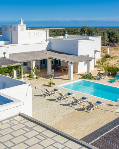 Masseria Tufo Bianco: Bâtiment, Ciel, Propriété, Piscine, L'Eau, Bleu Azur, Arbre, Mobilier De Jardin, Ombre, Architecture
