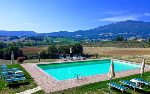 Palazzo Bello: Piscine, Colline, Maison, Lot Terre, Établissements Humains, Biens, Ferme, Chaîne De Montagnes, Recours, Mobilier De Jardin