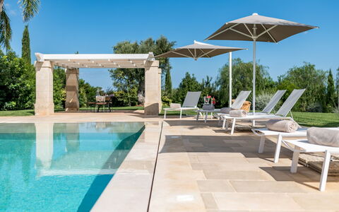 Villa Bellavista: Ciel, L'Eau, Plante, Arbre, Bleu Azur, Piscine, Ombre, Table, Mobilier De Jardin, Architecture
