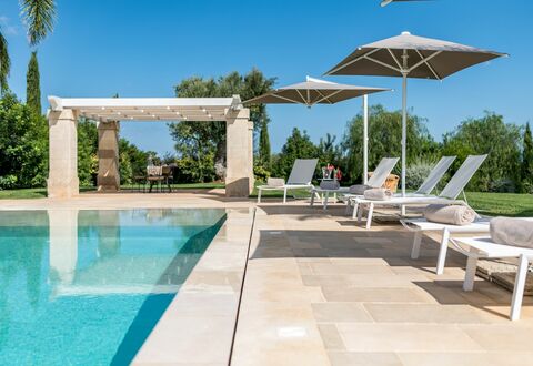 Villa Bellavista: Ciel, L'Eau, Plante, Arbre, Bleu Azur, Piscine, Ombre, Table, Mobilier De Jardin, Architecture