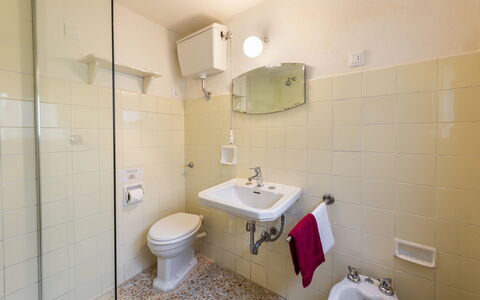 Villa Vigliano: Miroir, Évier, Luminaire Plomberie, Robinet, Propriété, Lavabo, Siège De Toilette, Bâtiment, Violet, Salle De Bains
