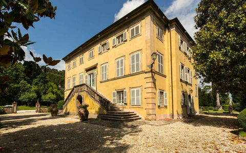 Villa Vorno: Ciel, Plante, Bâtiment, Fenêtre, Nuage, Arbre, Lumière Du Soleil, Maison, Porte, Zone Résidentielle