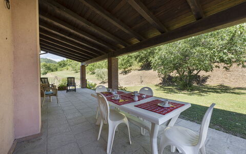 Villa Rosata: Plante, Table, Ombre, Arbre, Chaise, Bois, Mobilier De Jardin, Bâtiment, Tableau De Plein Air, Loisir