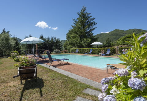 Villa Rosata: L'Eau, Plante, Ciel, Meubles, Piscine, Nuage, Parapluie, La Nature, Chaise, Arbre