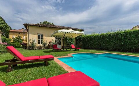 Villa Cantignano: Nuage, Ciel, Plante, Bâtiment, L'Eau, Piscine, Ombre, Rectangle, Mobilier De Jardin, Maison