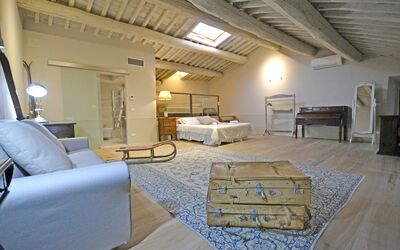 Suite Chiara: Propriété, Meubles, Table, Bois, Éclairage, Architecture, Design Intérieur, Salle, Sol, Salon