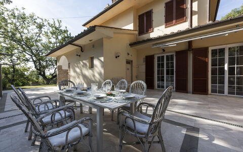 Villa Monteresi: Meubles, Propriété, Bâtiment, Table, Fenêtre, Plante, Ciel, Chaise, Ombre, Design Intérieur