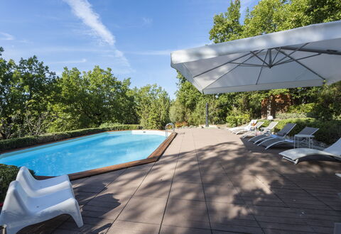 Villa Monteresi: Ciel, L'Eau, Nuage, Piscine, Ombre, Plante, Mobilier De Jardin, Architecture, Arbre, Balancelle