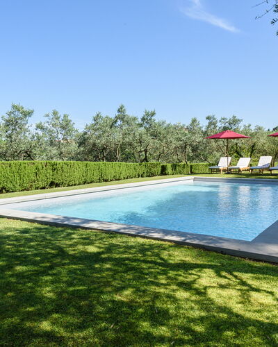 Villa Agnola: L'Eau, Ciel, Piscine, Plante, Rectangle, Ombre, Zone Résidentielle, Herbe, Arbre, Nuage