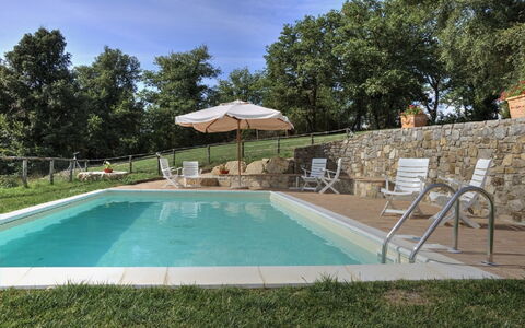 Villa Di Gaiole: L'Eau, Ciel, Plante, Piscine, Ombre, Arbre, Chaise, Mobilier De Jardin, Parapluie, Herbe