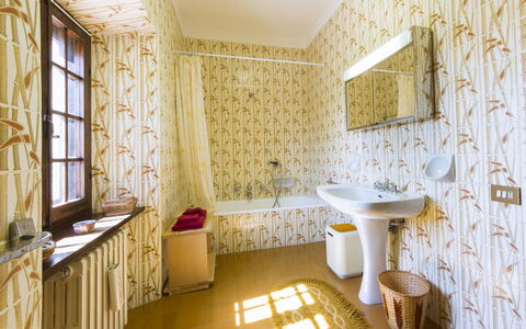 Villa Di Gaiole: Miroir, Meubles, Robinet, Propriété, Évier, Luminaire Plomberie, Bâtiment, Bois, Comptoir, Salle De Bains